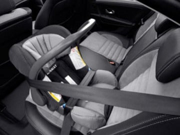 Una sillita infantil para el coche Una sillita infantil para el coche