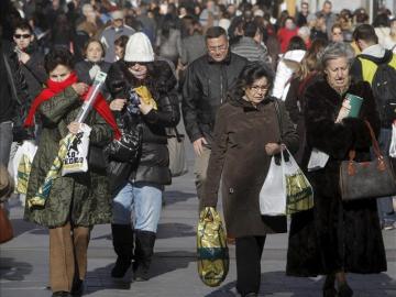 Un grupo de personas pasean por la calle Preciados de Madrid Un grupo de personas pasean por la calle Preciados de Madrid