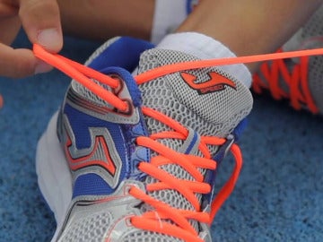 Ata bien los cordones de las zapatillas