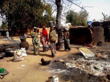 Varias mujeres abandonan un pueblo en Nigeria por el ataque de Boko Haram Varias mujeres abandonan un pueblo en Nigeria por el ataque de Boko Haram