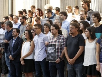 Los miembros de Unidos Podemos homenajean a Aylan Kurdi en la puerta del Congreso de los Diputados Los miembros de Unidos Podemos homenajean a Aylan Kurdi en la puerta del Congreso de los Diputados