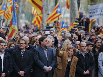 Forcadell, acompañada por Oriol Junqueras, Artur Mas, Jordi Turull y miembros del Govern