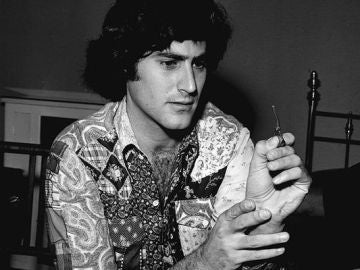 Uri Geller trata de doblar una llave con la mente Uri Geller trata de doblar una llave con la mente