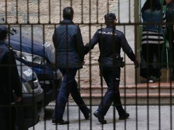 Miguel López, trasladado a los Juzgados de Alicante tras negar la autoría del crimen ante la Policía Miguel López, trasladado a los Juzgados de Alicante tras negar la autoría del crimen ante la Policía