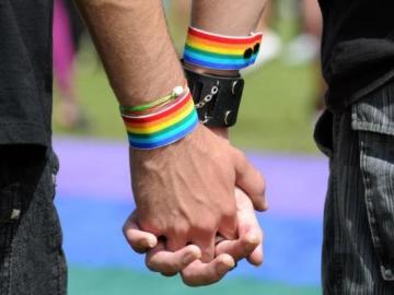 Una pareja homosexual pasea de la mano Una pareja homosexual pasea de la mano