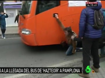 El autobús de Hazte Oír arrolla a una joven que protestaba en Pamplona y se da a la fuga El autobús de Hazte Oír arrolla a una joven que protestaba en Pamplona y se da a la fuga