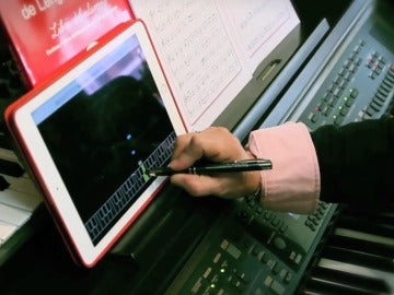 Enfrentamos el piano de Google con una profesora de música Enfrentamos el piano de Google con una profesora de música