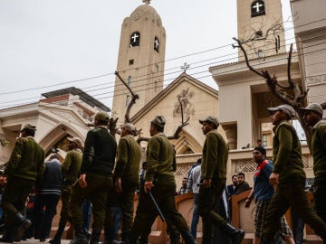 Fuerzas de policía en la iglesia de San Jorge, tras la explosión de una bomba, en Tanta Fuerzas de policía en la iglesia de San Jorge, tras la explosión de una bomba, en Tanta