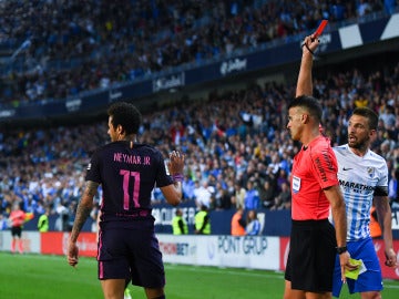 Neymar, en el momento de ser expulsado en La Rosaleda