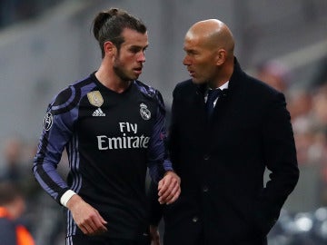 Bale dialoga con Zidane en la banda del Allianz Arena Bale dialoga con Zidane en la banda del Allianz Arena