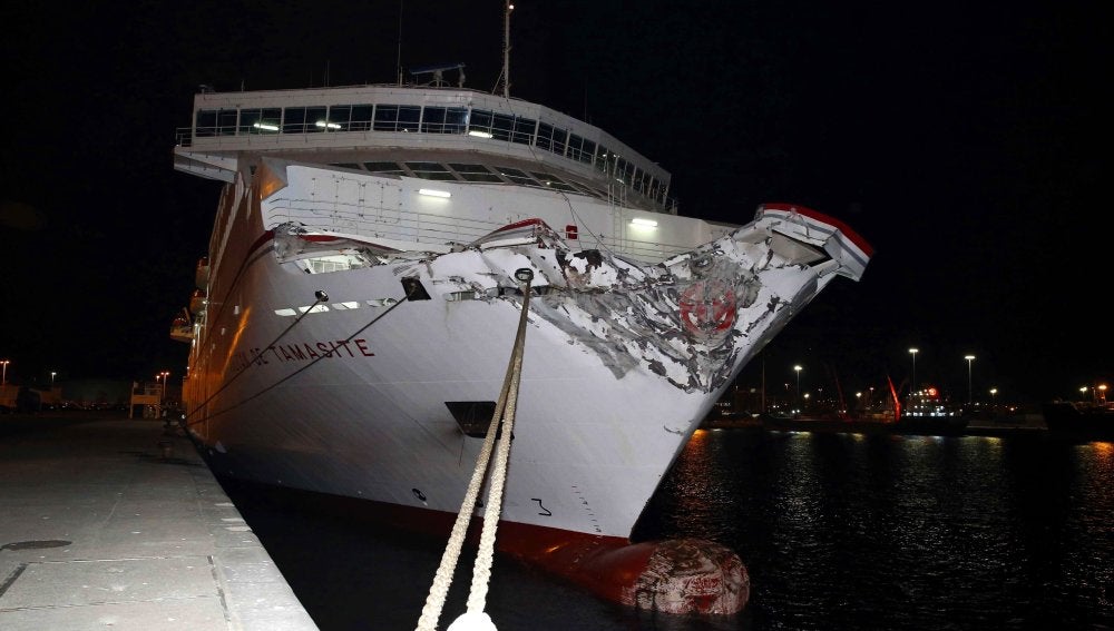 Un accidente de ferry en Las Palmas causa un vertido de 3 Km y activa la alerta por contaminación Un accidente de ferry en Las Palmas causa un vertido de 3 Km y activa la alerta por contaminación