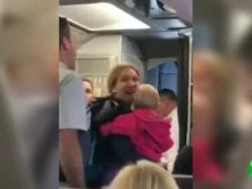 Una madre llora desconsolada después de que un auxiliar de vuelo de American Airlines le golpeara con un carrito de bebés