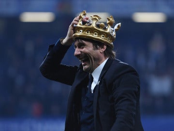 Antonio Conte, con la corona de campeón de la Premier Antonio Conte, con la corona de campeón de la Premier
