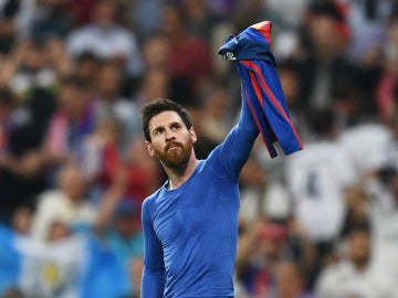 Leo Messi muestra su camiseta al Santiago Bernabéu Leo Messi muestra su camiseta al Santiago Bernabéu