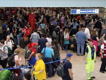 Largas colas y pasajeros atrapados en los aeropuertos tras la caída del sistema de British Airways
