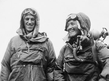 Edmund Hillary y Tenzing Norgay, primeros escaladores en coronar el Everest Edmund Hillary y Tenzing Norgay, primeros escaladores en coronar el Everest