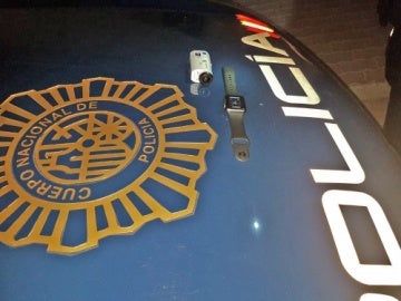 Una cámara y un reloj, los objetos que la Policía intervino al detenido Una cámara y un reloj, los objetos que la Policía intervino al detenido