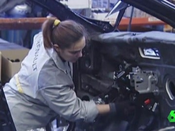 Una trabajadora en un taller de Renault Una trabajadora en un taller de Renault