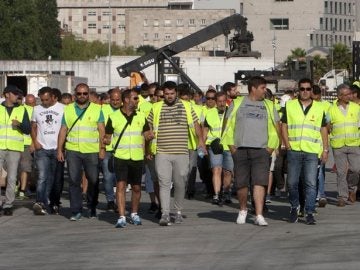 Un grupo de estibadores a su llegada al puerto de Vigo Un grupo de estibadores a su llegada al puerto de Vigo