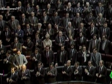 ¿Aplaudieron al rey todos los diputados en el parlamento? La insólita reacción de Guerra mostró la división socialista y comunista ¿Aplaudieron al rey todos los diputados en el parlamento? La insólita reacción de Guerra mostró la división socialista y comunista