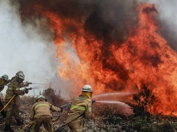 Los bomberos intentan apagar las llamas del incendio de Portugal Los bomberos intentan apagar las llamas del incendio de Portugal