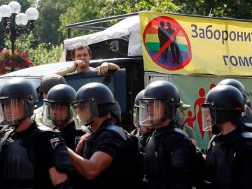 Los policías durante el orgullo gay de Kiev Los policías durante el orgullo gay de Kiev