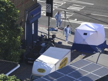 Dos policías forenses trabajan junto a la furgoneta tras el ataque perpetrado en Londres Dos policías forenses trabajan junto a la furgoneta tras el ataque perpetrado en Londres