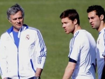 Mourinho, con Xabi Alonso y con Arbeloa Mourinho, con Xabi Alonso y con Arbeloa