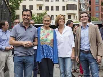 La presidenta de Madrid junto a miembros del PP La presidenta de Madrid junto a miembros del PP
