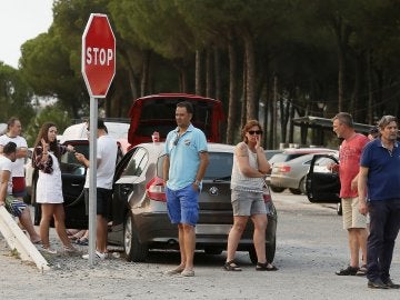 Vecinos de Matalacañas esperan a poder continuar su trayecto