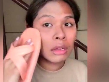 La técnica de maquillaje más viral: ¡con una chancla! La técnica de maquillaje más viral: ¡con una chancla!