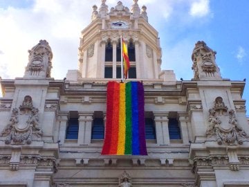 La bandera arcoíris ondea en el Palacio de Cibeles de Madrid La bandera arcoíris ondea en el Palacio de Cibeles de Madrid