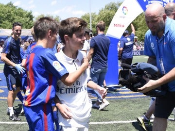 Los jugadores del Barça consuelan a los del Real Madrid Los jugadores del Barça consuelan a los del Real Madrid