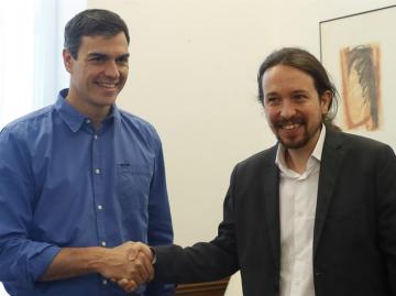 Los secretarios generales del PSOE, Pedro Sánchez (i), y de Podemos, Pablo Iglesias