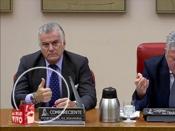 Bárcenas levanta el dedo en la comisión de investigación Bárcenas levanta el dedo en la comisión de investigación