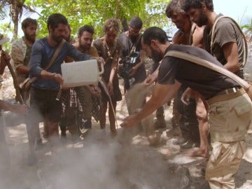 Los aventureros apagan el fuego en La Isla Los aventureros apagan el fuego en La Isla