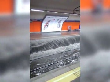Impactantes imágenes de la inundación de la estación de Metro Marqués de Vadillo tras las tormentas en Madrid