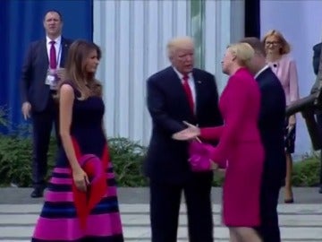 La primera dama de Polonia ignora a Donald Trump y le deja con la mano colgada