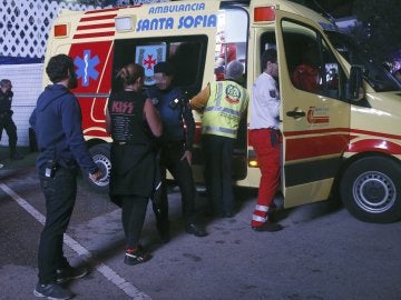 Miembros de los servicios sanitarios se llevan en ambulancia al acróbata accidentado cuando participaba en un espectáculo Miembros de los servicios sanitarios se llevan en ambulancia al acróbata accidentado cuando participaba en un espectáculo