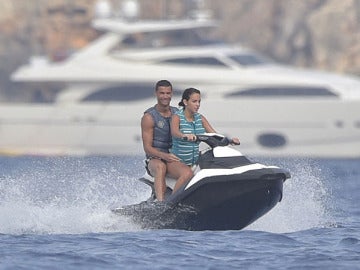 Cristiano Ronaldo y Georgina Rodríguez sobre una moto de agua Cristiano Ronaldo y Georgina Rodríguez sobre una moto de agua