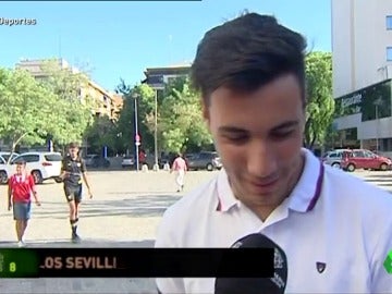 Los aficionados del Sevilla, contentos por la renovación de Vitolo: "Le queremos mucho"