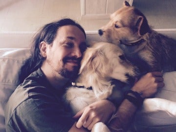Pablo Iglesias, feliz junto a sus perros Pablo Iglesias, feliz junto a sus perros