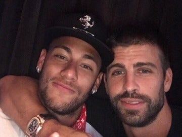 Gerard Piqué con Neymar. Gerard Piqué con Neymar.