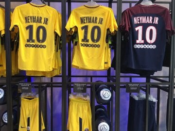 Camisetas de Neymar en la tienda del PSG Camisetas de Neymar en la tienda del PSG