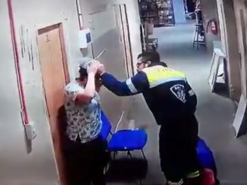 Una captura del vídeo que muestra el momento de la agresión Una captura del vídeo que muestra el momento de la agresión