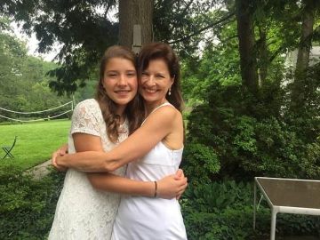 Charlotte junto a su madre Charlotte junto a su madre