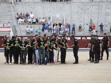 Los antitaurinos en el centro del ruedo de Las Ventas Los antitaurinos en el centro del ruedo de Las Ventas