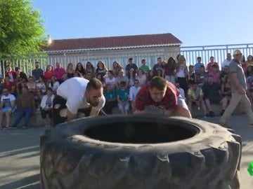 Voltear una rueda de un tractor es una de las pruebas de esta competición