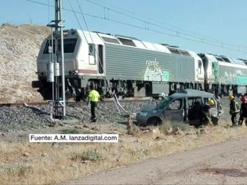 Dos muertos al ser arrollados por un tren en el coche en que viajaban Dos muertos al ser arrollados por un tren en el coche en que viajaban