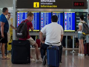 Viajeros esperando en el Aeropuerto de El Prat